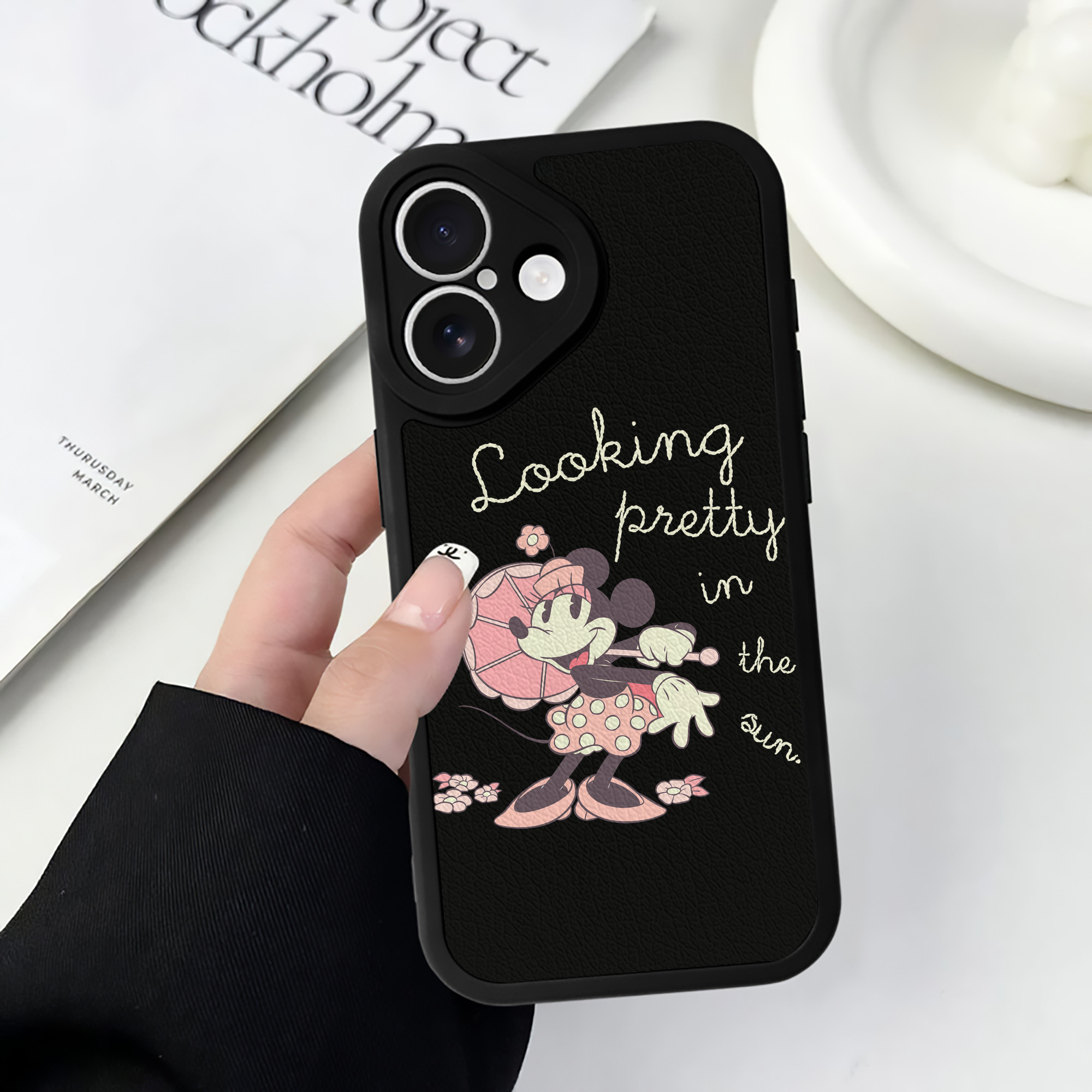 （画像用） ミッキーマウス Mickey Mouse 【iPhone 16シリーズ対応】シリコンスマホケース（レザー調） 材質：シリコン